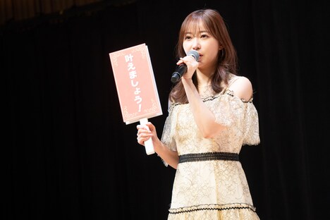 「叶えましょう！」の札を上げる指原莉乃。