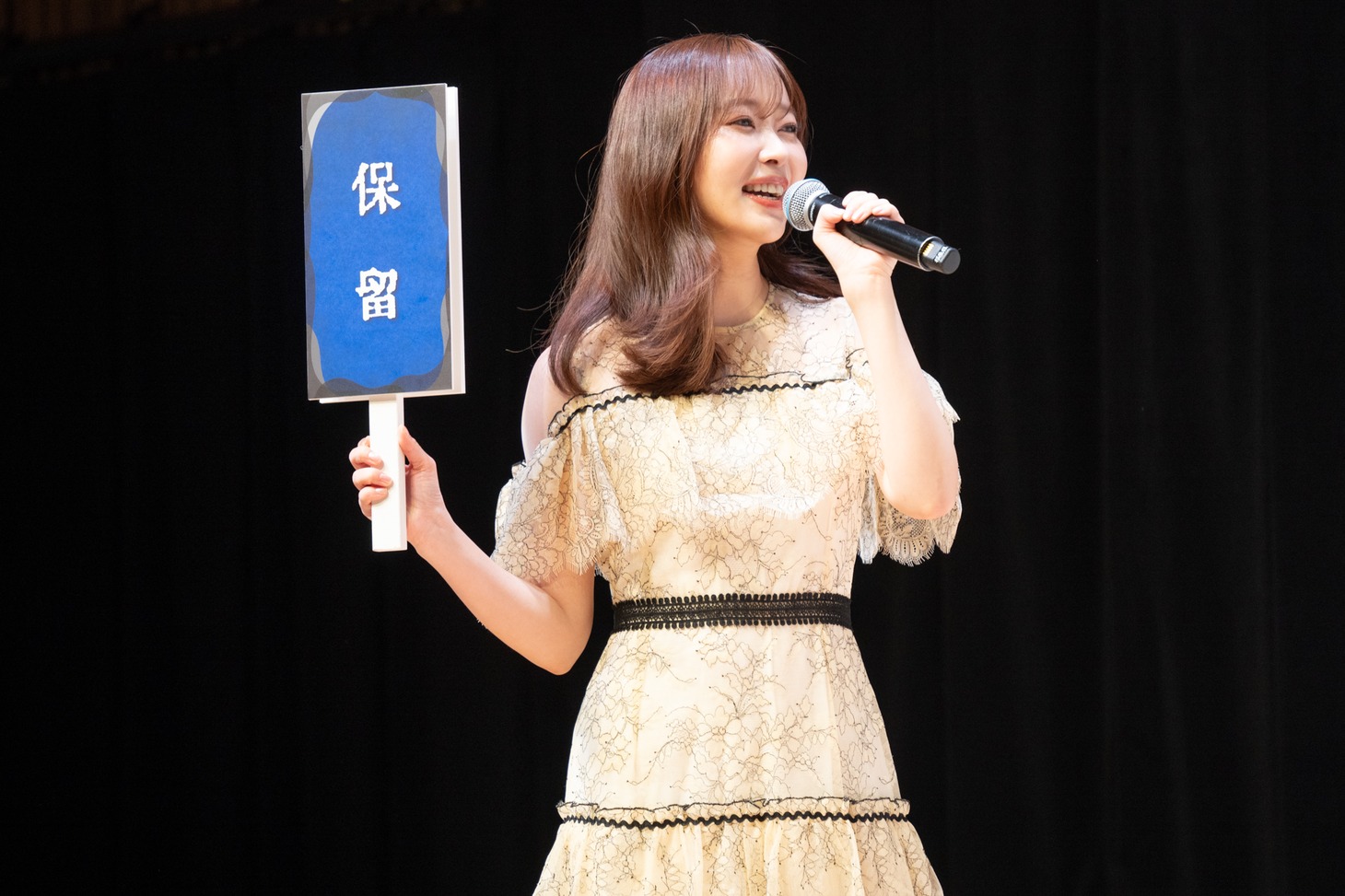 「保留」の札を上げる指原莉乃。