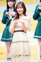 メンバーに教わりながら、ぎこちない≒JOYポーズを披露する指原莉乃。