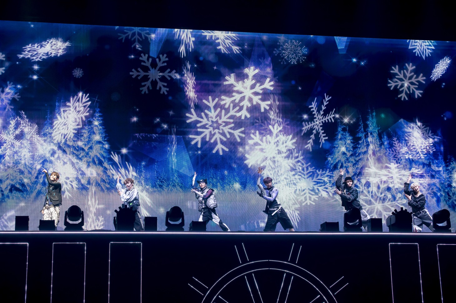 DXTEENのパフォーマンスの様子。(c)LAPONE Entertainment