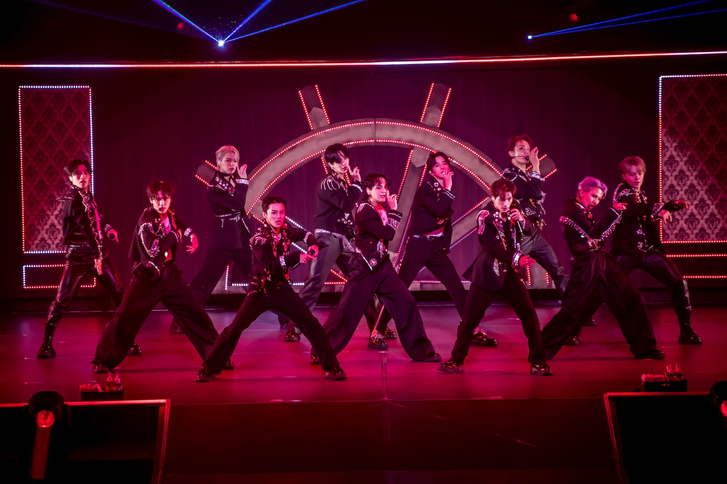 INIのパフォーマンスの様子。(c)LAPONE Entertainment
