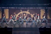 INIのパフォーマンスの様子。(c)LAPONE Entertainment