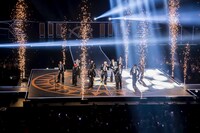 INIのパフォーマンスの様子。(c)LAPONE Entertainment