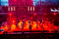 「La Pa Pa Pam」のパフォーマンスの様子。(c)LAPONE Entertainment