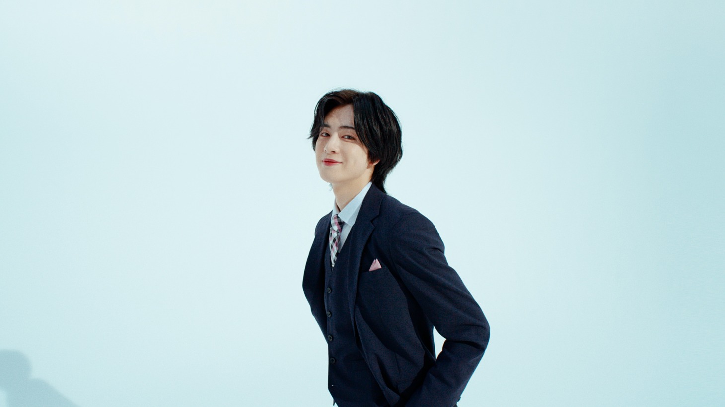 CM「INIスーツチェンジ2024編」より。