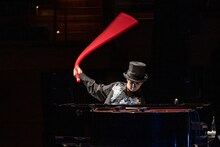 ハーモニックパイプを振り回すH ZETT M。（Photo by Yuta Ito）