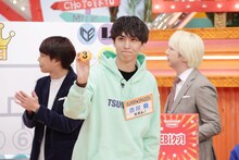 対戦カードを決める抽選の様子。3を引いた古川毅（SUPER★DRAGON）。(c)テレビ東京