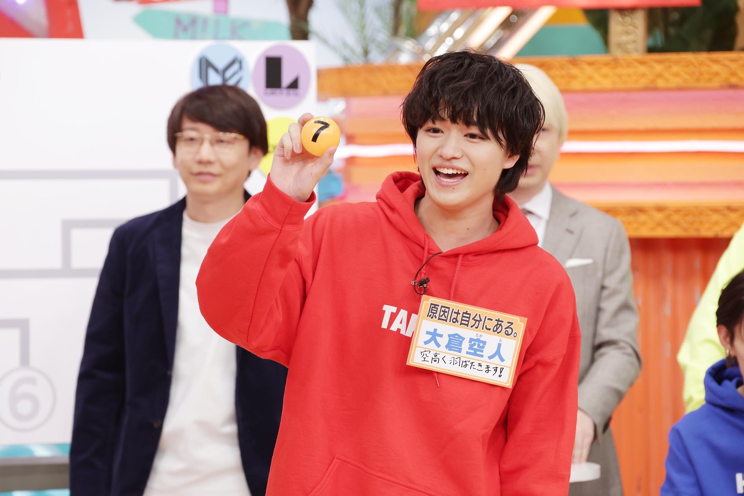 対戦カードを決める抽選の様子。7を引いた大倉空人（原因は自分にある）。(c)テレビ東京