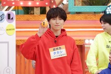 対戦カードを決める抽選の様子。1を引いたタカシ（超特急）。(c)テレビ東京