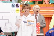 対戦カードを決める抽選の様子。9を引いたFUMINORI（BUDDiiS）。(c)テレビ東京