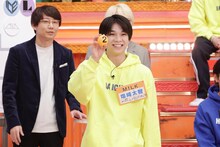 対戦カードを決める抽選の様子。2を引いた塩崎太智（M!LK）。(c)テレビ東京