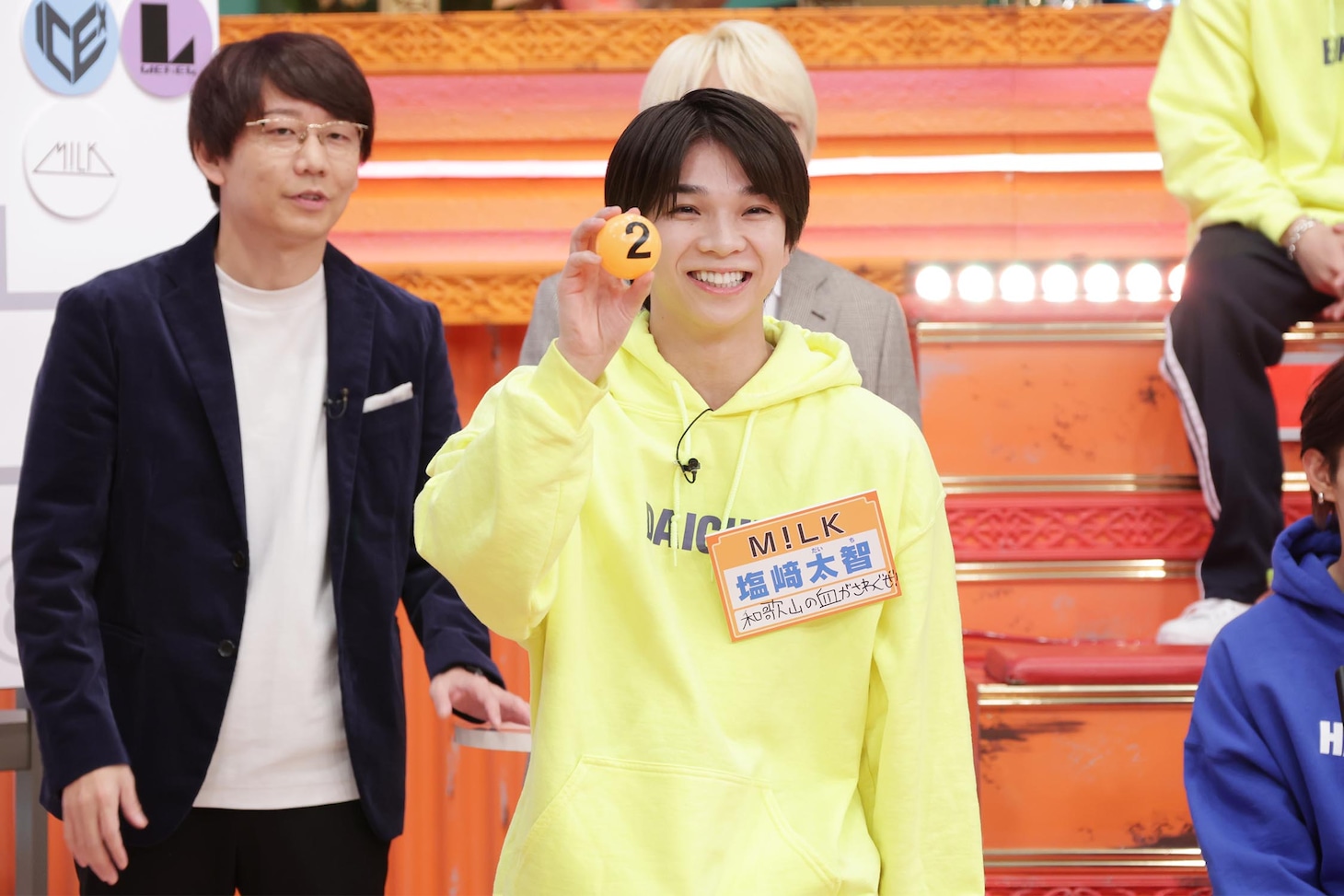 対戦カードを決める抽選の様子。2を引いた塩崎太智（M!LK）。(c)テレビ東京