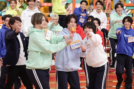 対戦カードを決める抽選の様子。左からカイ（超特急）、阿久根温世（ICEx）、田中雅功（さくらしめじ）。(c)テレビ東京