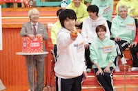 対戦カードを決める抽選の様子。8を引いた田中雅功（さくらしめじ）。(c)テレビ東京