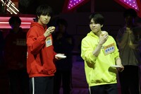 タカシ（超特急）と塩崎太智（M!LK）の対決。(c)テレビ東京