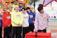 ドリンクを選ぶ近藤駿太（Lienel）。(c)テレビ東京