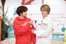 タクヤ（超特急）とFUMINORI（BUDDiiS）。(c)テレビ東京