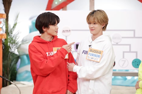 タクヤ（超特急）とFUMINORI（BUDDiiS）。(c)テレビ東京