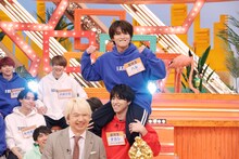 タカシ（超特急）に肩車されて笑顔のハル（超特急）。(c)テレビ東京