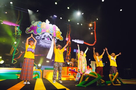 「LAWSON presents 夏川椎菜 3rd Live Tour 2023-2024 ケーブルモンスター」神奈川・神奈川県民ホール 大ホール公演の様子。（撮影：江藤はんな［SHERPA+］）