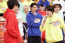 対決前にマイクパフォーマンス合戦を繰り広げるタカシ（超特急）と塩崎太智（M!LK）。(c)テレビ東京