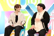 左から山田涼介、日村勇紀。(c)フジテレビ