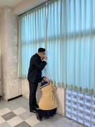 生徒たちの様子をうかがう関口メンディーと詩羽。(c)フジテレビ