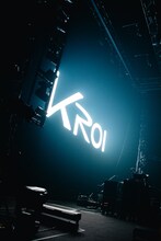 ステージに映し出されたKroiロゴ。（Photo by jacK、Goku Noguchi）