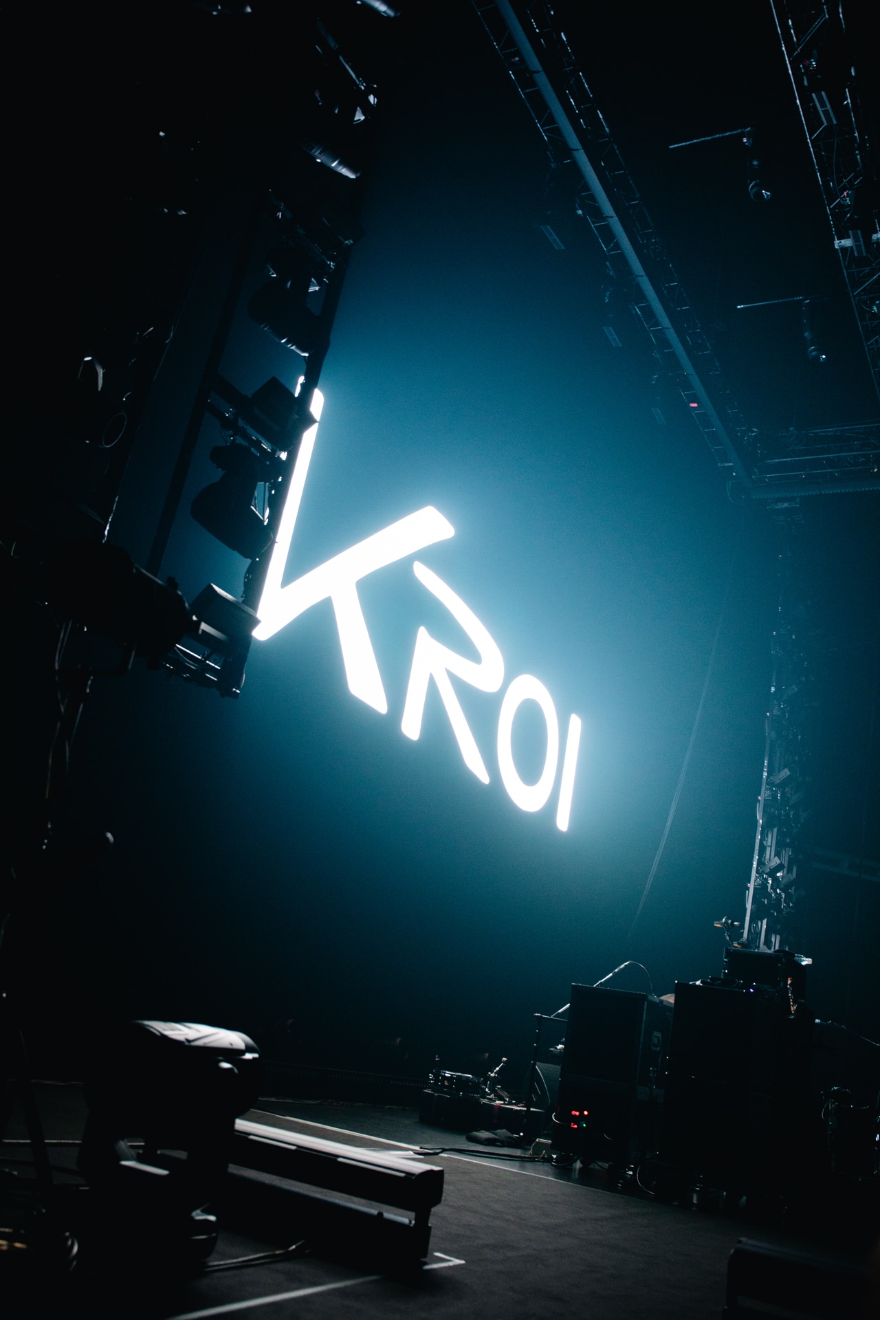 ステージに映し出されたKroiロゴ。（Photo by jacK、Goku Noguchi）
