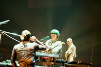 左から千葉大樹（Key）、内田怜央（Vo）、関将典（B）。（Photo by jacK、Goku Noguchi）