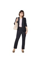 パンツスタイルの野中美希。