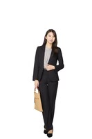 パンツスタイルの牧野真莉愛。