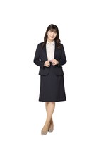 スカートスタイルの羽賀朱音。