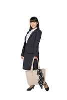 スカートスタイルの横山玲奈。