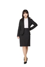 スカートスタイルの北川莉央。