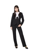 パンツスタイルの岡村ほまれ。