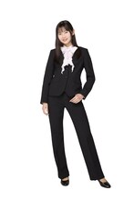 パンツスタイルの岡村ほまれ。