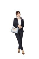 パンツスタイルの生田衣梨奈。