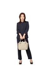 パンツスタイルの小田さくら。