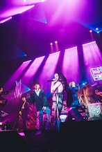 唾奇、Awich、VIGORMANが並び立った「Neon Remix」の様子。