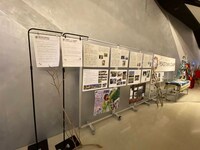 白井貴子＆THE CRAZY BOYS「『FLOWER POWER 2024』再現ライヴ＆SDGsカーニバル」会場ロビーに展示された資料の数々。（撮影：斉藤みき）