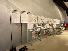 白井貴子＆THE CRAZY BOYS「『FLOWER POWER 2024』再現ライヴ＆SDGsカーニバル」会場ロビーに展示された資料の数々。（撮影：斉藤みき）