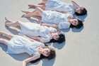 乃木坂46の池田瑛紗、井上和、小川彩、中西アルノが砂浜に寝そべる
