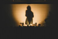 大きく浮かび上がったkojikojiのシルエット。