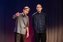 左から向井秀徳、ライター橋本倫史。