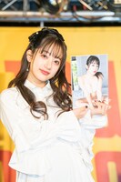 1stソロ写真集「edén ～ここなの時間～」を手にした桜木心菜。
