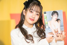 1stソロ写真集「edén ～ここなの時間～」を手にした桜木心菜。