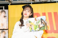 お気に入りカットを紹介する桜木心菜。