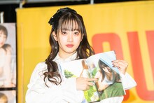 お気に入りカットを紹介する桜木心菜。