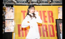 ポーズを決める桜木心菜。